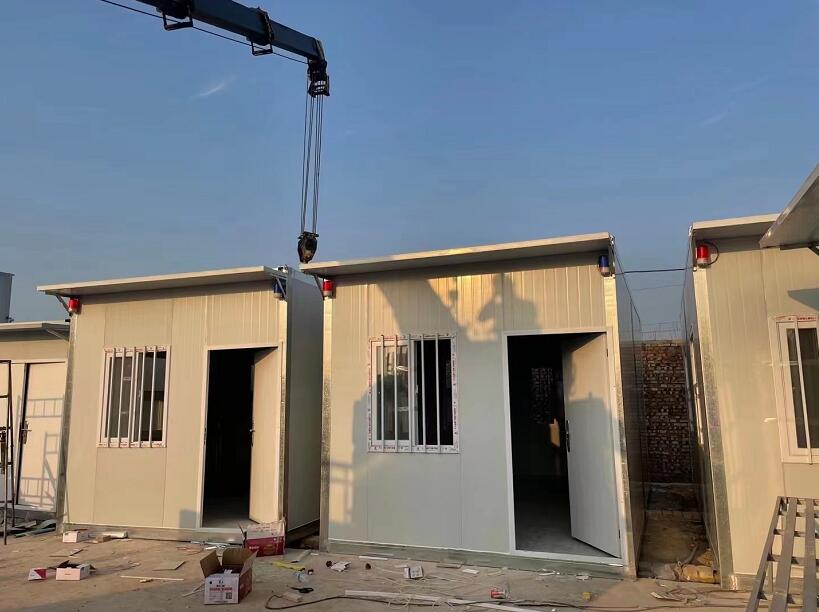 蒲城高速出口三間集裝箱定制房安裝完成